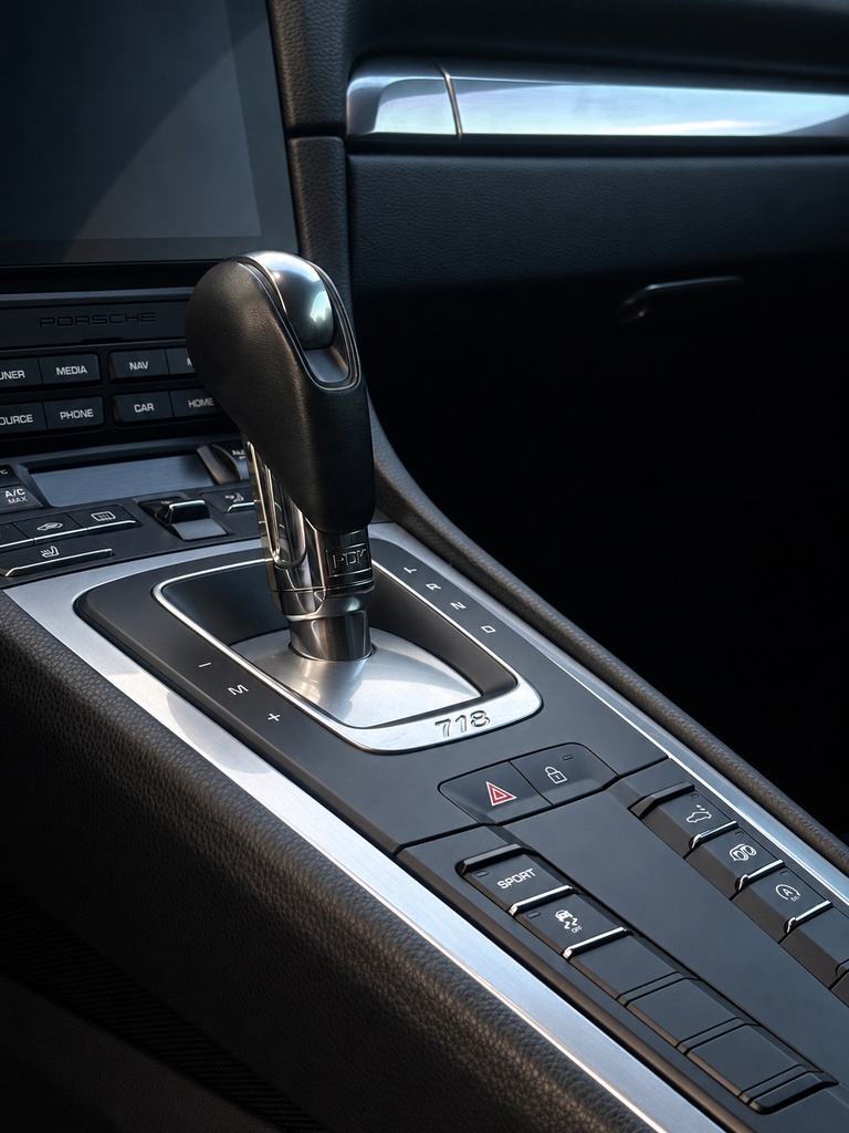 Subtiel gereinigde Porsche 718 PDK-console