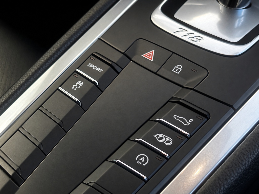 Subtiel gereinigde Porsche 718-middenconsole