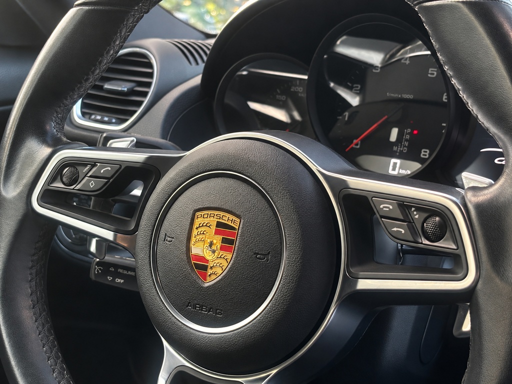Porsche-stuurwiel subtiel stofvrij gemaakt